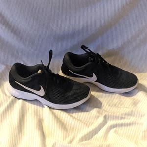 Nike Revolution 4 running sneakers